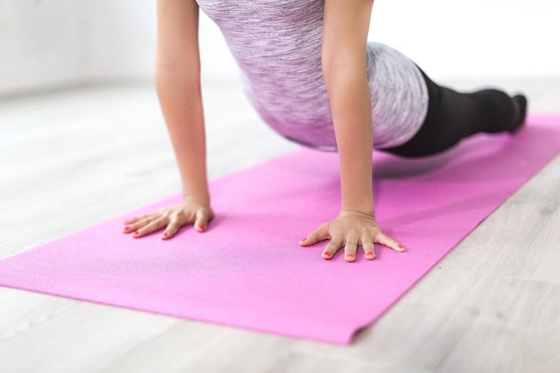 4 exercícios de yoga para ajudar a dormir - ARTEX