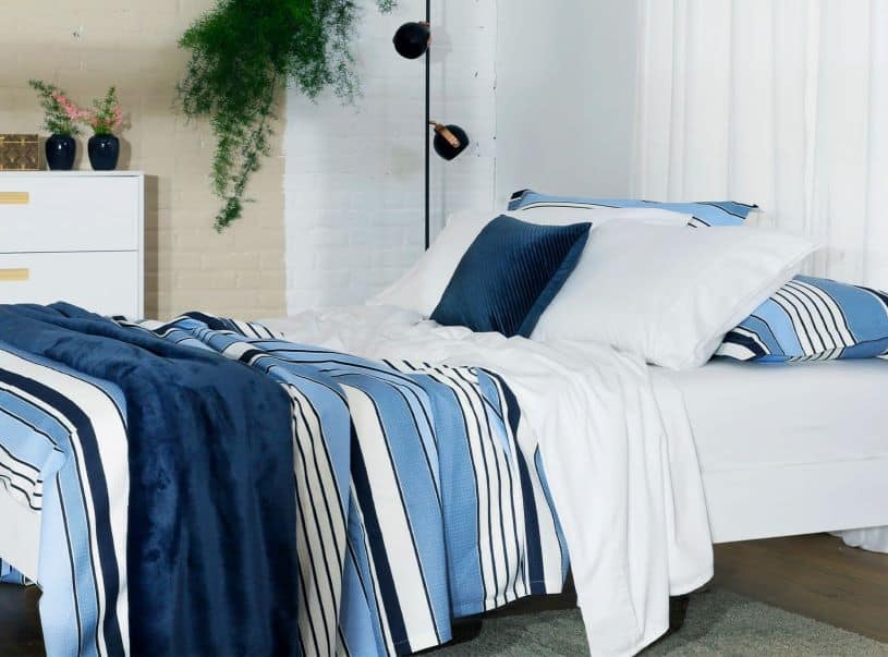 combinação de cores com tons de azul na cama do quarto