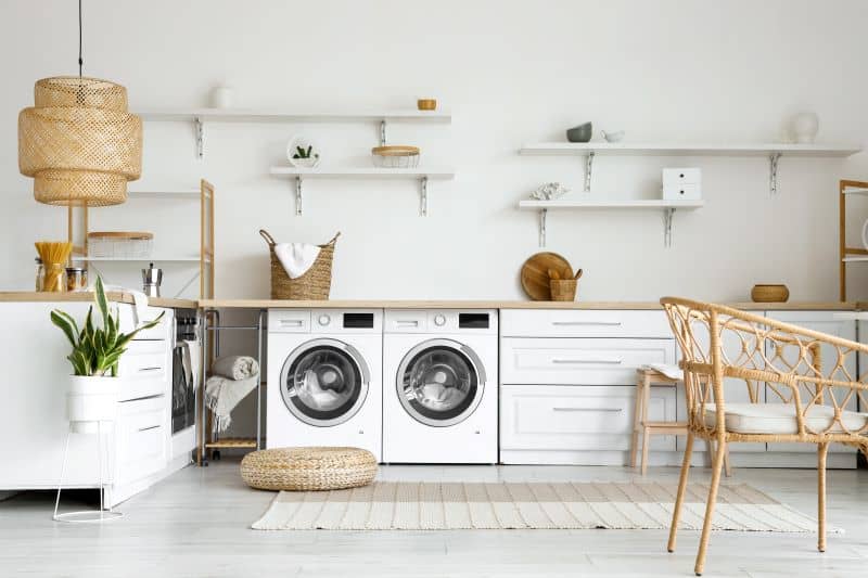 cozinha com lavanderia integrada em espaço amplo e equipado