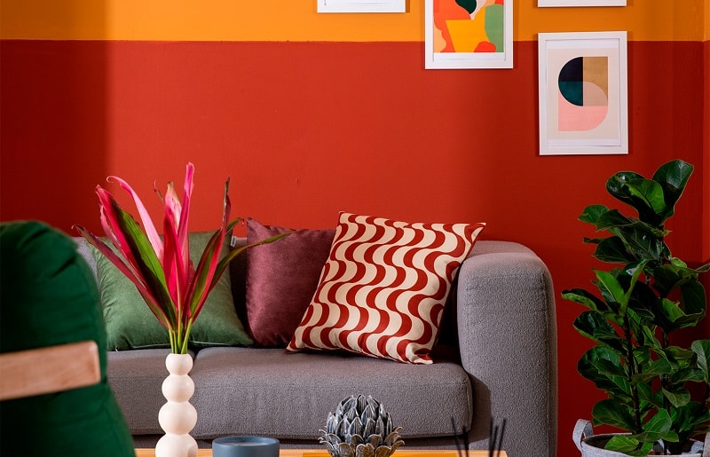 sala de estar de casa colorida