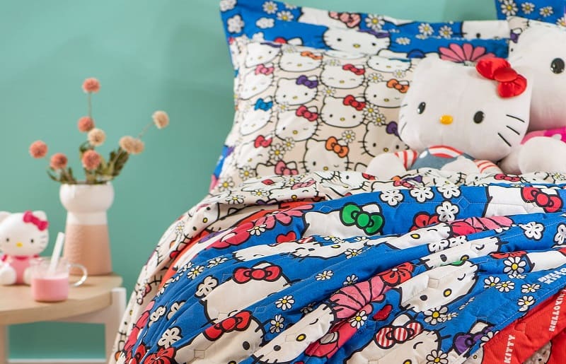 roupa de cama estampada em decoração hello kitty