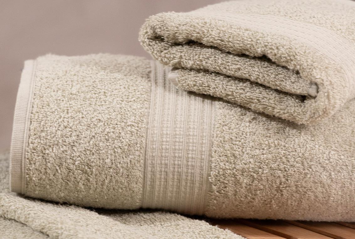 Na imagem estão toalhas macias e felpudas dobradas uma sobre a outra.